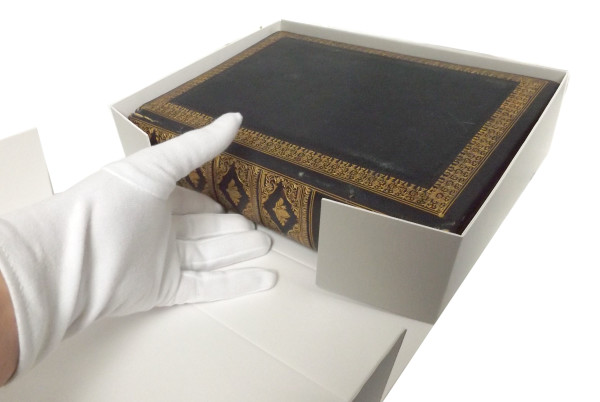 Clamshell book storage box